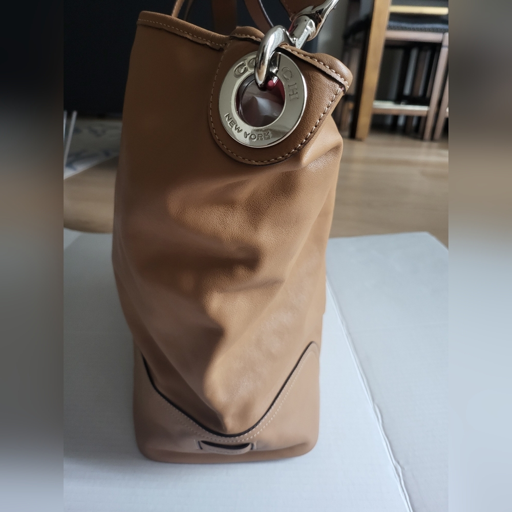 Coach Hadley Duffle Bag . - Picture 4 of 16